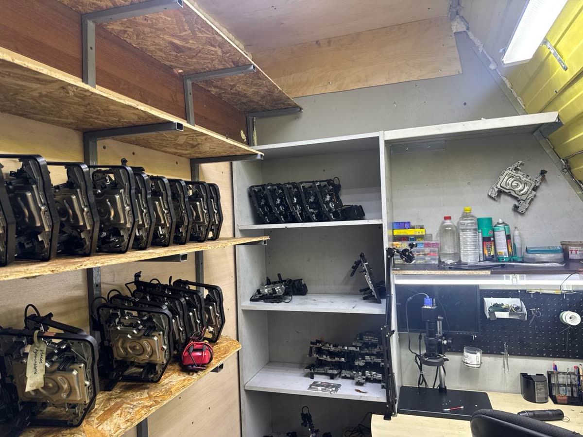 Стеллаж с гидроблоками и рабочее место диагностики