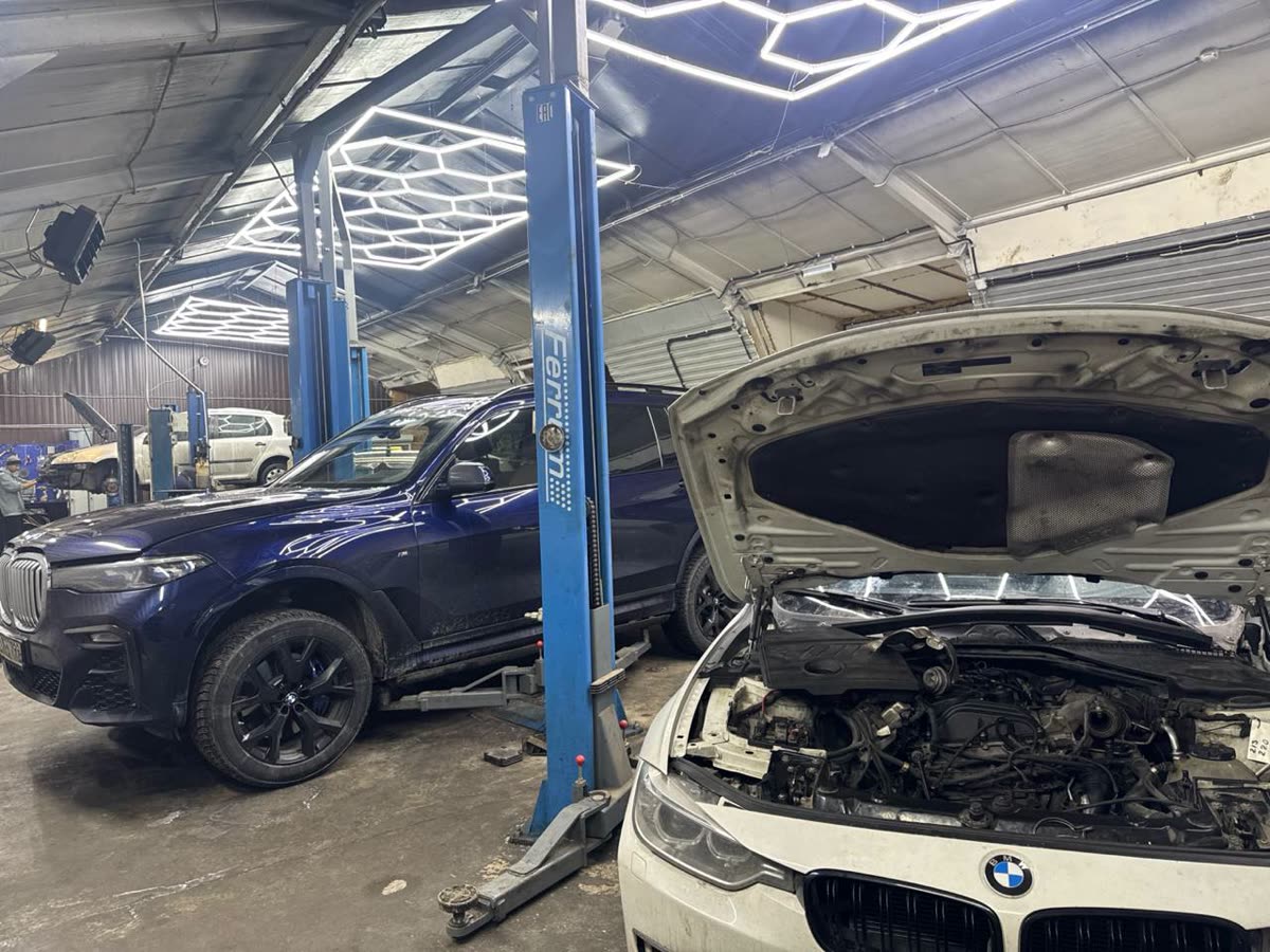 Автомобили BMW на подъёмниках в ремонтной зоне